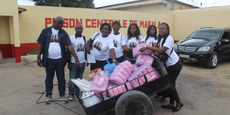 Des bandes hygiéniques apportées par l'Asbl "Outre Neuve" aux femmes détenues de la prison de Makala