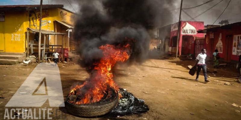 Un pneu qui brûle au rond-point Matonge, dans la commune de Mulekera