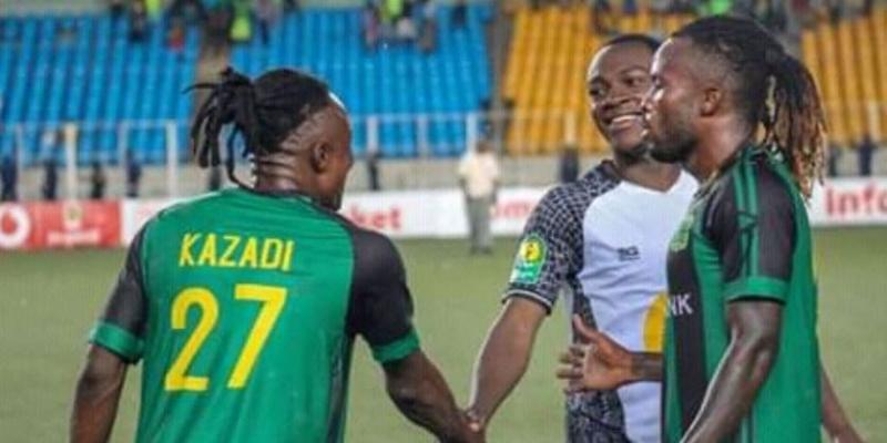 Kazadi Kasengu salue Jackson Muleka lors d'une rencontre entre l'As Vclub et le TP Mazembe