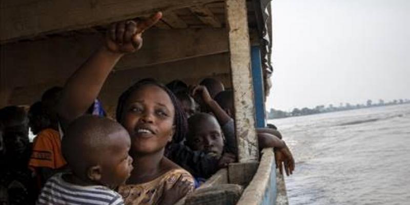 Guilaine Alaya, 33 ans, pointe le doigt en direction de Bangui, la capitale de la République centrafricaine, alors qu’elle rentre dans son pays natal après avoir passé six ans en République démocratique du Congo.  © HCR/Adrienne Surprenant