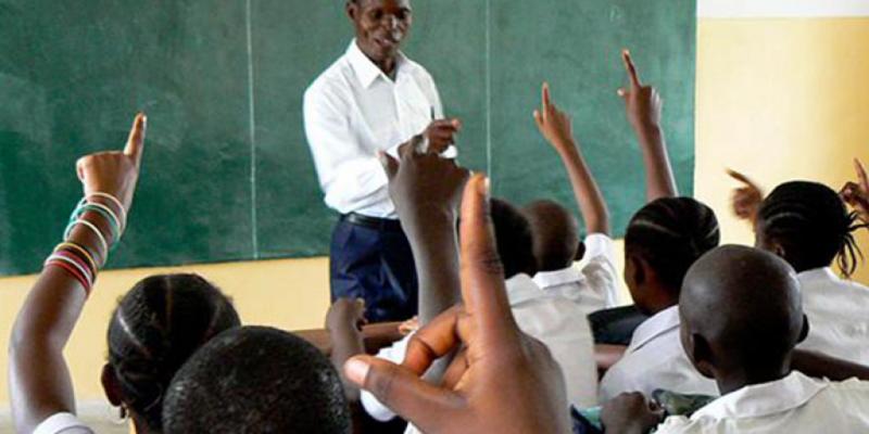 Enseignant dans une salle de classe (photo droits tiers)