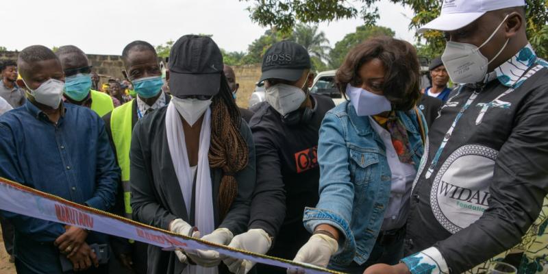 Mme Nicole Sulu inaugurant le forage d'eau réalisé en partenariat avec Widal fondation