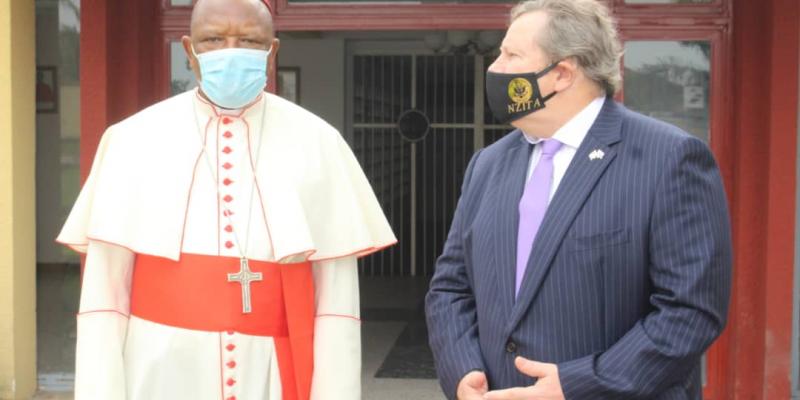 Le cardinal Fridolin Ambongo et l'Ambassadeur des Etats-Unis en RDC 