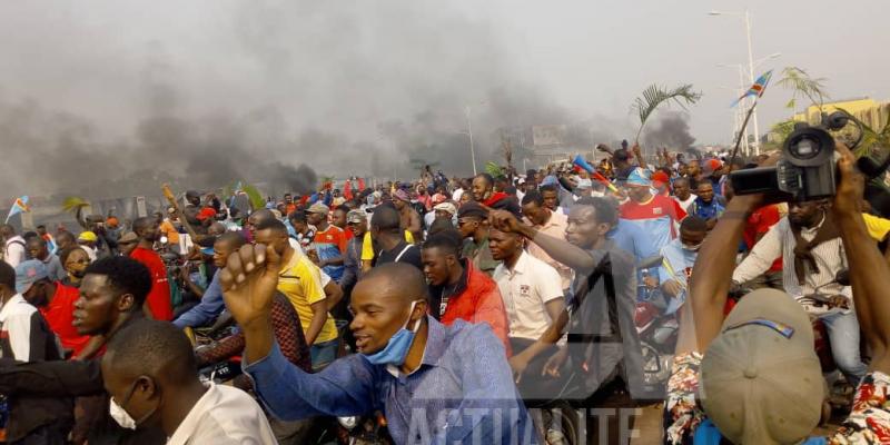 Les militants de l'UDPS aux alentours du palais du peuple. Ph. Berith Yakitenge ACTUALITE.CD