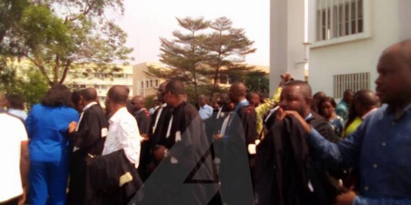 Magistrats devant le Palais de justice à Kinshasa 