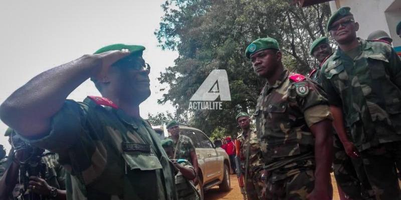 Le général Célestin Mbala, chef d'état-major des FARDC recevant l'honneur à Beni/Ph Yassin Kombi ACTUALITE.CD