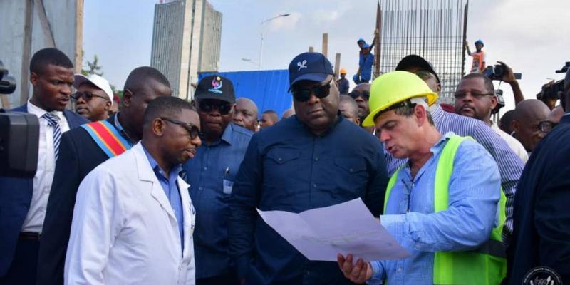 Benjamin Wenga et Félix Tshisekedi dans un chantier de saut-de-mouton. Ph. ACTUALITE.CD