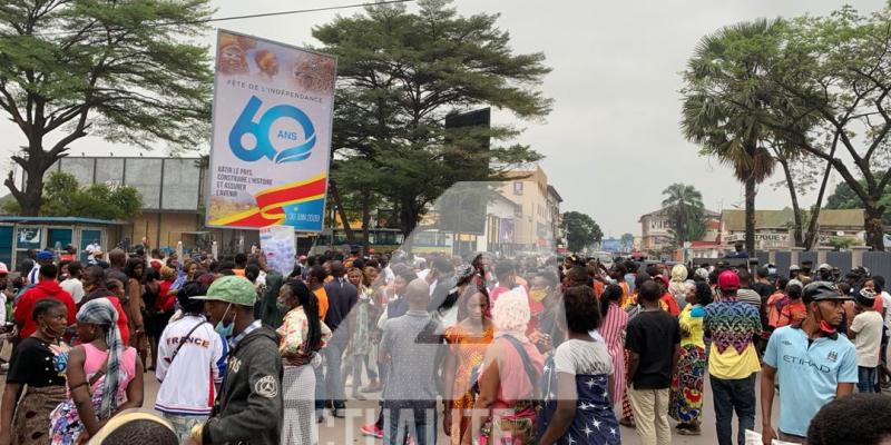 Des marchands devant l'hôtel de ville de Kinshasa pour exiger la rouverture du marché central/Ph ACTUALITE.CD