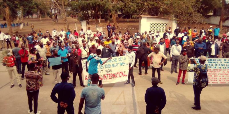 Descente des agents de la CVM Boma à la mairie. Ph. ACTUALITE.CD.