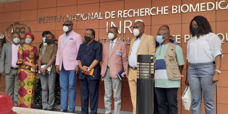 La délégation de la FECOFA conduite par Constant Omari reçue à l'INRB par le Dr. Muyembe/Ph.droits tiers 