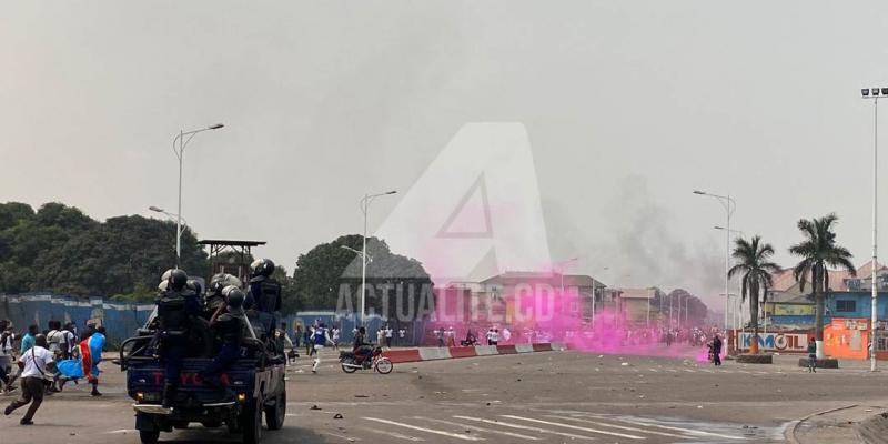 La police disperse à coups de gaz lacrymogènes les militants de l'UDPS aux abords du Palais du peuple/Ph ACTUALITE.CD