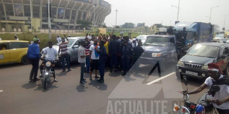 La police bloque l'accès aux alentours du palais du peuple aux manifestants anti-Malonda. Photo Ivan Kasongo/ACTUALITE.CD.