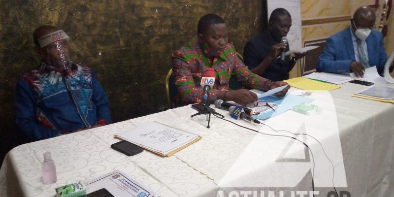 Les membres du comité de la LIFKIN, Zing Zinghat, 1er VP, Désiré Bonina, président et Pierrot Mosengo, secpro ai. Ph. ACTUALITE.CD