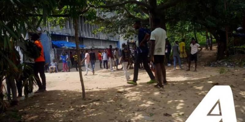 Les étudiants dans la cour de l'UNIKIN. Photo ACTUALITE.CD.