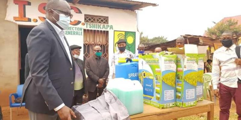 Remise des produits et matériels de désinfection des universités et instituts supérieurs de Tshikapa