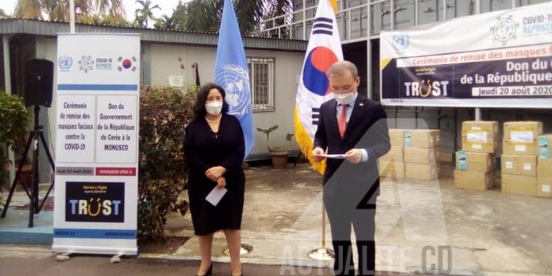 Leila Zerrougi et l'ambassadeur sud-coréen en RDC Kim Kiejoo lors de la cérémonie. Ph. ACTUALITE.CD.