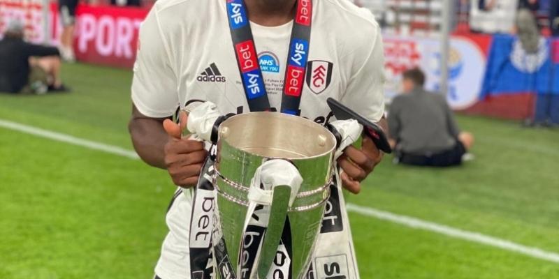 Neeskens Kebano après la victoire en finale contre Brentford 