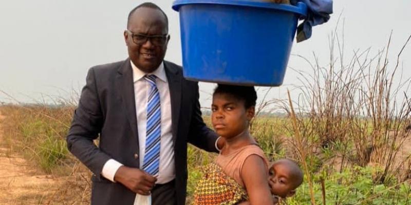 le député national Guy Mafuta avec une jeune fille kasaienne agée de 15 ans