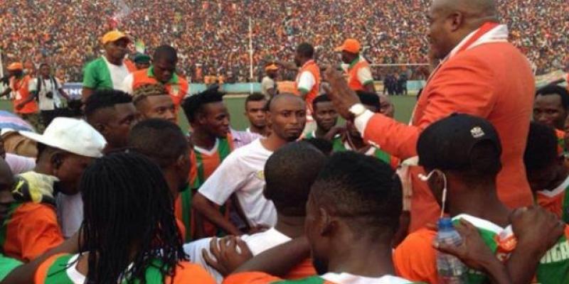 Le président Mukuna au stade Tata Raphaël lors d'une cérémonie de présentation des joueurs. Ph. Droits tiers