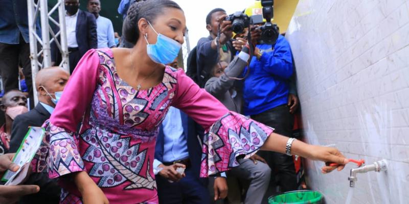 Jeanine Mabunda lors de l'inauguration du forage d'eau au quartier camp Luka