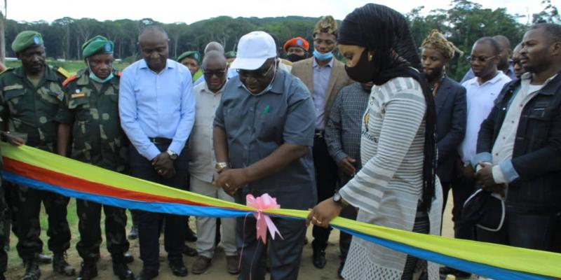 Le ministre de la défense Aimé Ngoy Mukena (en chapeau blanc) lançant la rouverture de trafic sur la route Mbau-Kamango à Beni/Ph droits tiers