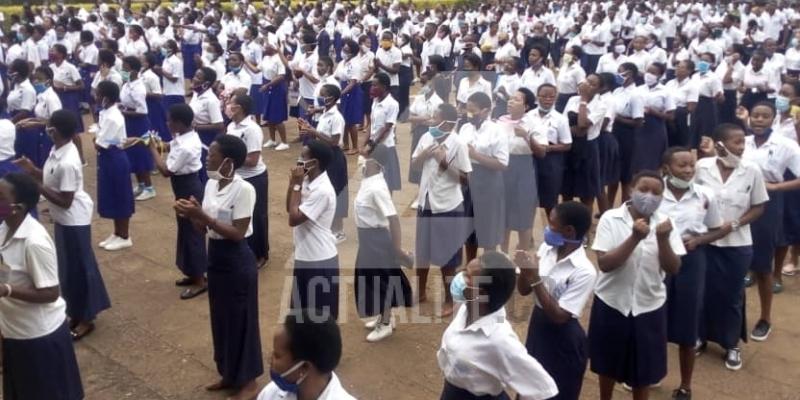 Les élèves finalistes avant leur entrée dans des salles au centre Lycée Wima à Bukavu (Sud-Kivu)/Ph. ACTUALITE.CD