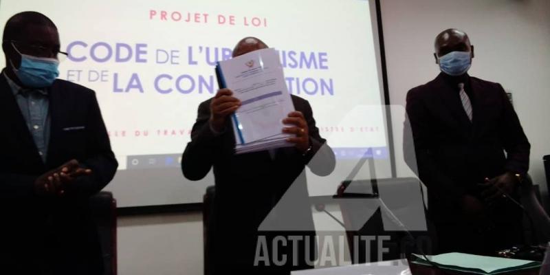 Présentation du projet de loi portant “code de l'urbanisme et de la construction” de la RDC au ministre Pius Muabilu/Ph. ACTUALITE.CD 