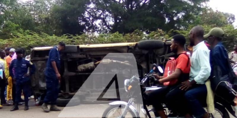 Le véhiculé accidenté à l'UNIKIN. Ph. ACTUALITE.CD.