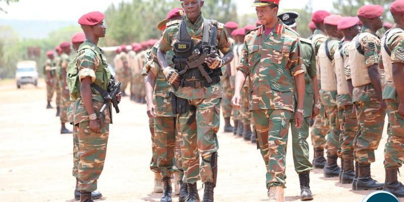 Le président zambien Edgard Lungu et ses soldats/Ph droits tiers