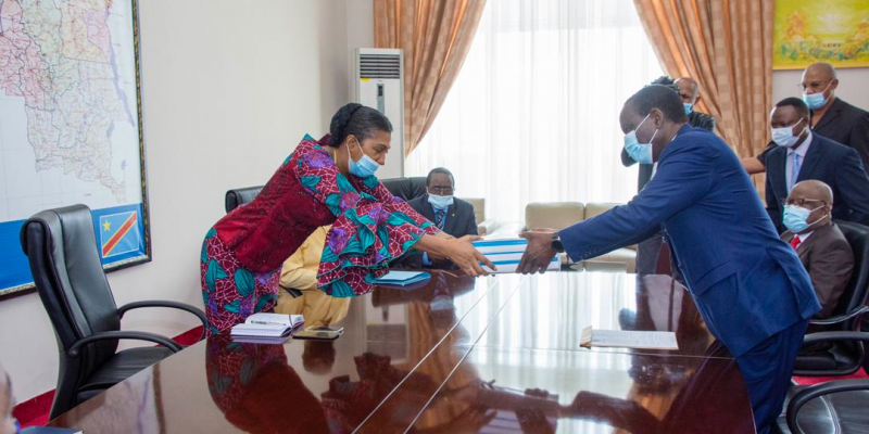 Jeanine Mabunda recevant de Ilunga Ilunkamba le projet de budget 2021/Ph droits tiers