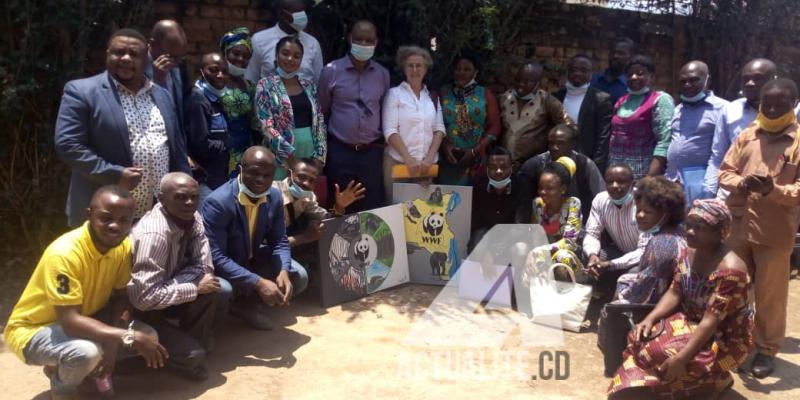 Photo de famille après la rencontre entre le Directeur national de WWF et la société civile environnementale/Ph. ACTUALITE.CD