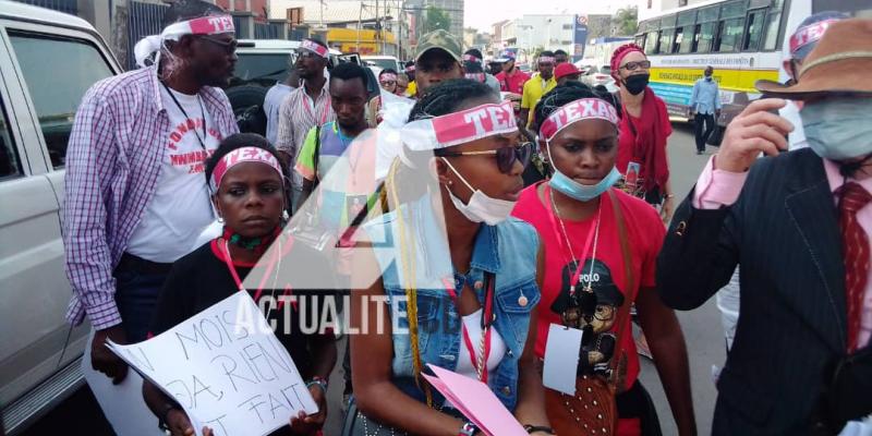 Manifestation des membres de la famille de feu catcheur Mwimba Texas, devant l'Hôtel de ville de Kinshasa. Ph. ACTUALITE.CD.