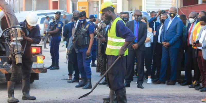 Gentiny Ngobila visitant les travaux de réparation des nids de poules/Gouverneur de Kinshasa