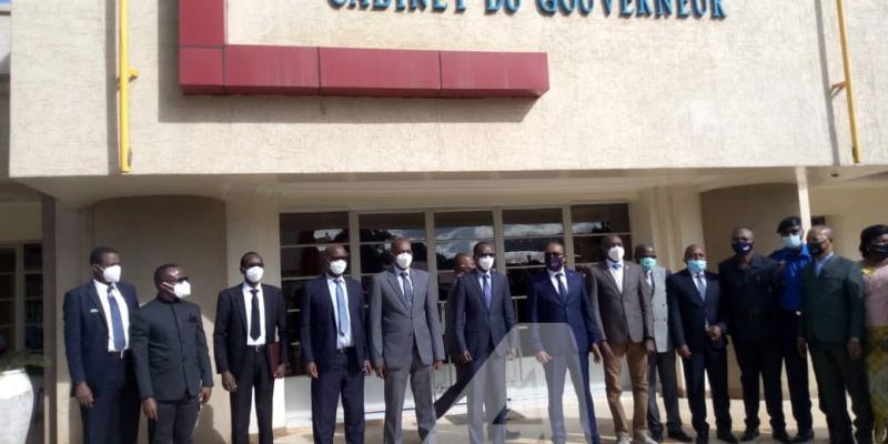 Photo de famille après la rencontre entre le gouverneur du Sud-Kivu et son homologue de la province de l'Ouest du Rwanda/Ph. ACTUALITE.CD