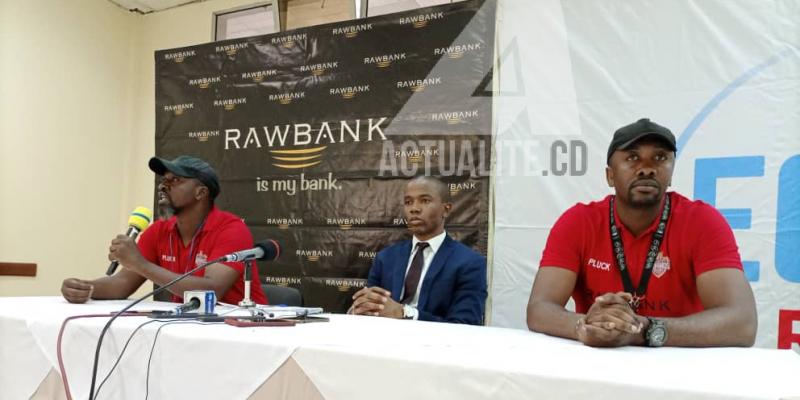 Joe Nkoi Lolonga, 4ème VP de la FEBACO (Au milieu), Les entraîneurs Charly Buzangu (gauche) et Pierrot Ilunga (droite).