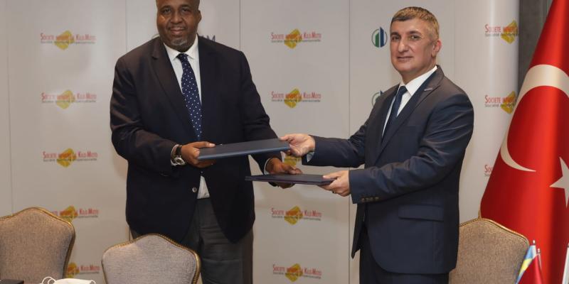 A gauche, Aimé Molendo Sakombi, ministre des Affaires foncières lors de la signature du protocole avec TORKAM Holding 