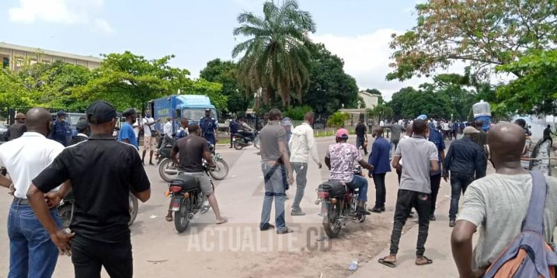 des militants aux abords du palais du peuple. PH/ACTUALITE.CD.