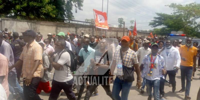 Les militants aux abords du palais du peuple. PH/ACTUALITE.CD