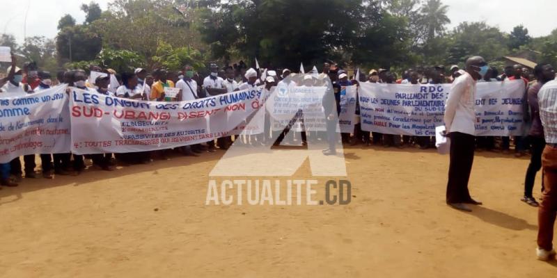 Sit-in de la population au gouvernorat du Sud-Ubangi. Photo ACTUALITE.CD.