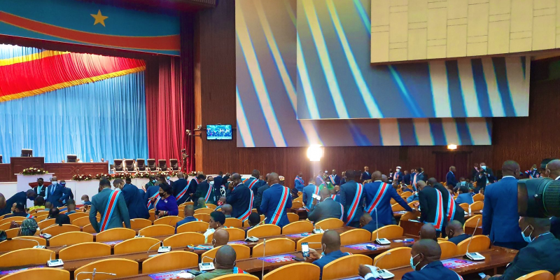 Les députés et sénateurs arrivant dans la salle du congrès/Ph AN