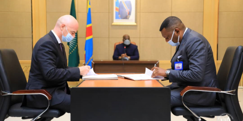 Le président de la FIFA Gianni Infantino et le ministre des sports Amos Mbayo signant le mémo d'entente/Ph Présidence