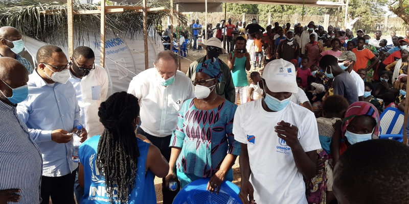 Le Coordonnateur humanitaire et la Représentante du HCR, accompagnés d’une délégation composée d’agences des Nations Unies, du Forum des ONG internationales et du Gouvernement au centre d’enregistrement de Yakoma © HCRVan Gemund.