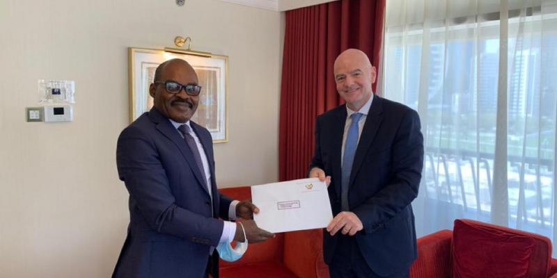 Nicolas Kazadi, ambassadeur itinérant de Félix Tshisekedi et Gianni Infantino, président de la FIFA/Ph. droits tiers