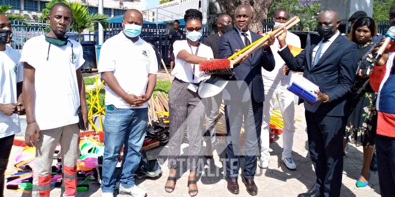 La cérémonie de remise du don au Coordonnateur de Kinshasa Bopeto