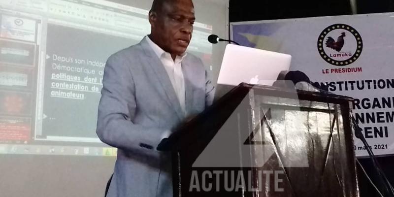 Martin Fayulu au Collège Boboto avec les étudiants/Ph. ACTUALITE.CD