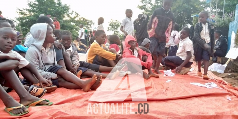 Les élèves de Beni après une nuit passée à la mairie/Ph ACTUALITE.CD