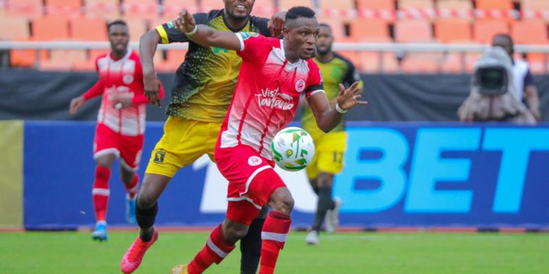 Amédée Masasi aux prises avec un joueur de Simba SC