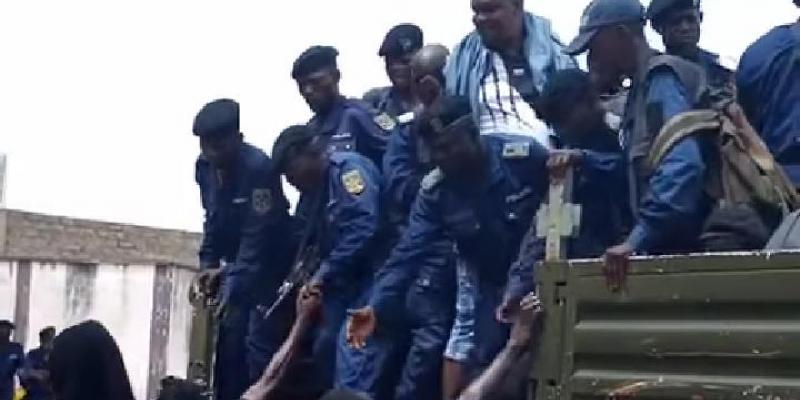 La police embarque les joueurs de Mazembe dans un camion. 