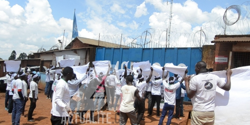 Les militants de Lucha devant la base de la Monusco à Butembo/Ph ACTUALITE.CD 