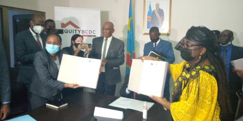 La délégation EquityBCDC et la directrice du FNPSS lors de la signature du protocole d'accord sous la supervision du ministre des Affaires sociales, AH et SN. Ph. ACTUALITE.CD